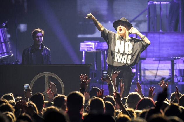 02.04.2022, xlakx, Entertaiment Musik Pop, Sarah Connor emspor, v.l.Saengerin Sarah Connor sing bei ihrem Konzert Herz Kraft Werke in der Mercedes Benz Arena Berlin