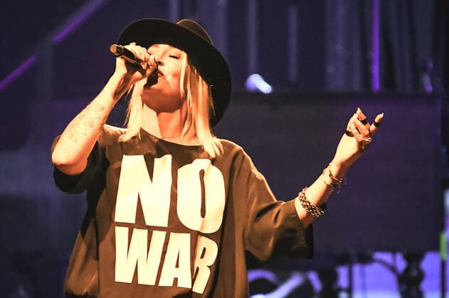 02.04.2022, xlakx, Entertaiment Musik Pop, Sarah Connor emspor, v.l.Saengerin Sarah Connor sing bei ihrem Konzert Herz Kraft Werke in der Mercedes Benz Arena Berlin