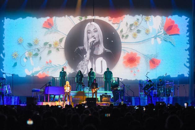 02.04.2022, xlakx, Entertaiment Musik Pop, Sarah Connor emspor, v.l.Saengerin Sarah Connor sing bei ihrem Konzert Herz Kraft Werke in der Mercedes Benz Arena Berlin
