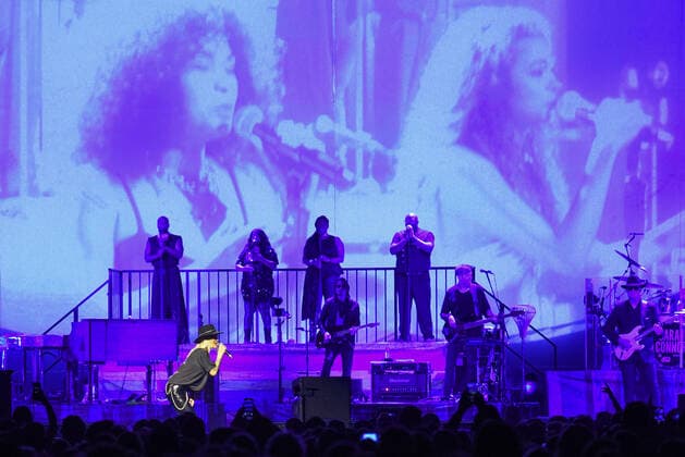 02.04.2022, xlakx, Entertaiment Musik Pop, Sarah Connor emspor, v.l.Saengerin Sarah Connor sing bei ihrem Konzert Herz Kraft Werke in der Mercedes Benz Arena Berlin