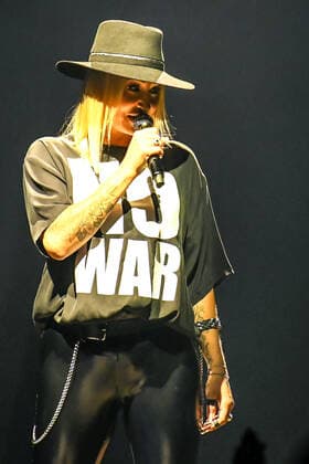 02.04.2022, xlakx, Entertaiment Musik Pop, Sarah Connor emspor, v.l.Saengerin Sarah Connor sing bei ihrem Konzert Herz Kraft Werke in der Mercedes Benz Arena Berlin