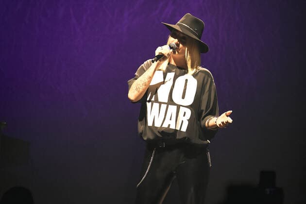02.04.2022, xlakx, Entertaiment Musik Pop, Sarah Connor emspor, v.l.Saengerin Sarah Connor sing bei ihrem Konzert Herz Kraft Werke in der Mercedes Benz Arena Berlin