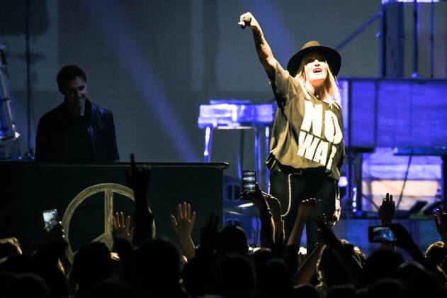 02.04.2022, xlakx, Entertaiment Musik Pop, Sarah Connor emspor, v.l.Saengerin Sarah Connor sing bei ihrem Konzert Herz Kraft Werke in der Mercedes Benz Arena Berlin