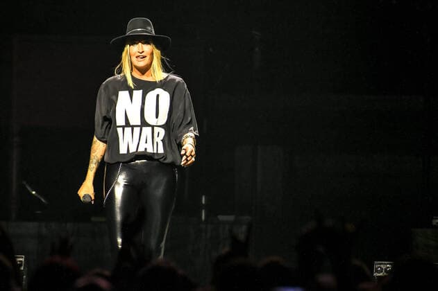 02.04.2022, xlakx, Entertaiment Musik Pop, Sarah Connor emspor, v.l.Saengerin Sarah Connor sing bei ihrem Konzert Herz Kraft Werke in der Mercedes Benz Arena Berlin