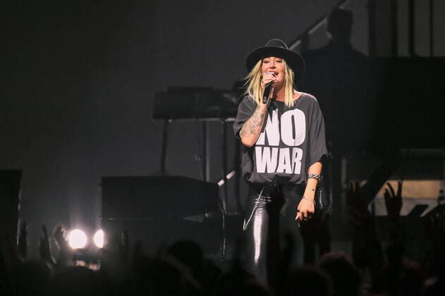 02.04.2022, xlakx, Entertaiment Musik Pop, Sarah Connor emspor, v.l.Saengerin Sarah Connor sing bei ihrem Konzert Herz Kraft Werke in der Mercedes Benz Arena Berlin