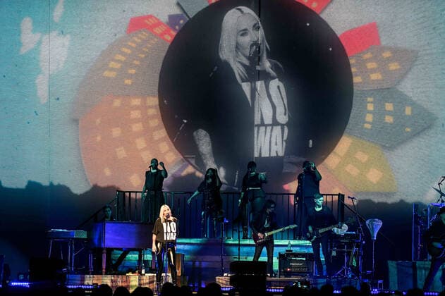 02.04.2022, xlakx, Entertaiment Musik Pop, Sarah Connor emspor, v.l.Saengerin Sarah Connor sing bei ihrem Konzert Herz Kraft Werke in der Mercedes Benz Arena Berlin