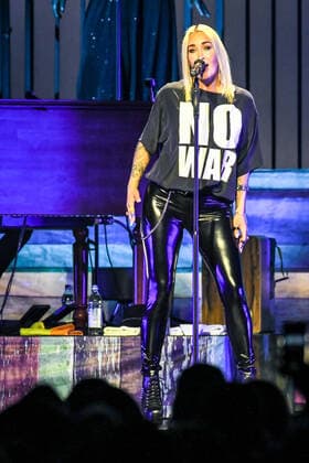 02.04.2022, xlakx, Entertaiment Musik Pop, Sarah Connor emspor, v.l.Saengerin Sarah Connor sing bei ihrem Konzert Herz Kraft Werke in der Mercedes Benz Arena Berlin