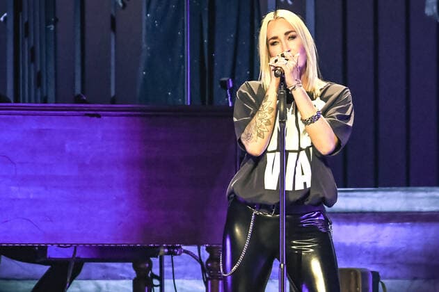 02.04.2022, xlakx, Entertaiment Musik Pop, Sarah Connor emspor, v.l.Saengerin Sarah Connor sing bei ihrem Konzert Herz Kraft Werke in der Mercedes Benz Arena Berlin