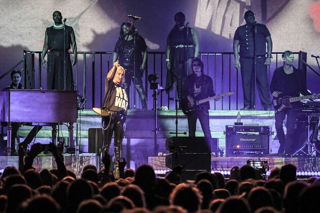 02.04.2022, xlakx, Entertaiment Musik Pop, Sarah Connor emspor, v.l.Saengerin Sarah Connor sing bei ihrem Konzert Herz Kraft Werke in der Mercedes Benz Arena Berlin