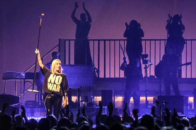 02.04.2022, xlakx, Entertaiment Musik Pop, Sarah Connor emspor, v.l.Saengerin Sarah Connor sing bei ihrem Konzert Herz Kraft Werke in der Mercedes Benz Arena Berlin
