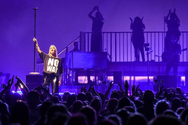 02.04.2022, xlakx, Entertaiment Musik Pop, Sarah Connor emspor, v.l.Saengerin Sarah Connor sing bei ihrem Konzert Herz Kraft Werke in der Mercedes Benz Arena Berlin