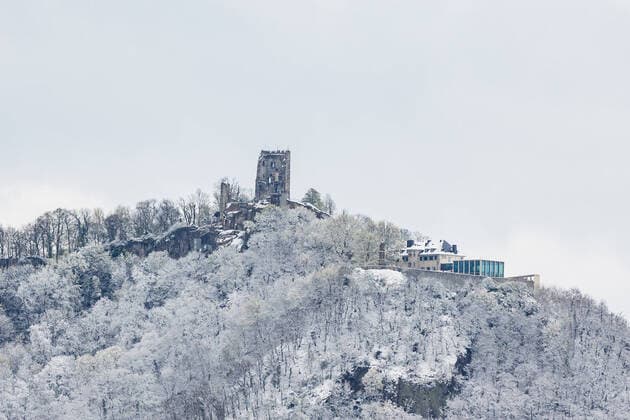 Bilder des Jahres 2022, News 04 April News Themen der Woche KW13 Der schneebedeckte Drachenfels - Das Aprilwetter sorgte für reichlichen Schneefall über dem Bonner Rheintal in Höhe des Rodderbergs in Sichtweite des Siebengebirges. Mehrere Zentimeter Schnee sind in der Nacht auf den Samstag bis in das bereits erblühte Flachland gefallen. 02.04.2022 Bonn Mehlem NRW Deutschland *** The snow-covered Drachenfels The April weather provided abundant snowfall over the Bonn Rhine Valley at the height of the Rodderberg within sight of the Siebengebirge Several centimeters of snow fell during the night on Saturday, even into the already blooming lowlands 02 04 2022 Bonn Mehlem NRW Germany