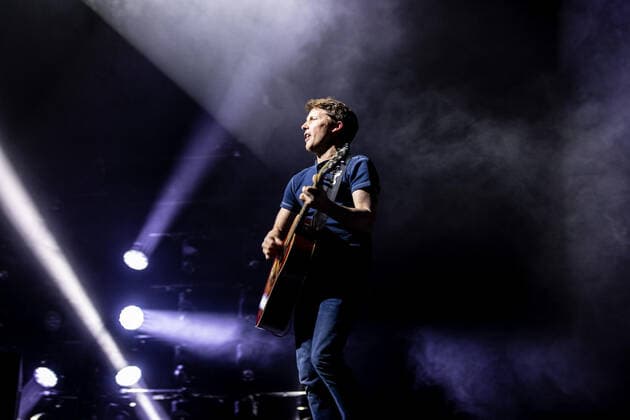 Hamburg, 2. April 2022 - James Blunt bei einem Konzert in der Hamburger Barclays Arena