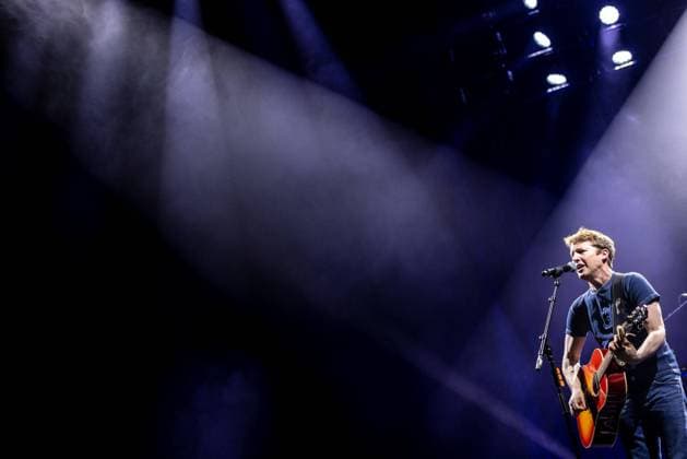 Hamburg, 2. April 2022 - James Blunt bei einem Konzert in der Hamburger Barclays Arena