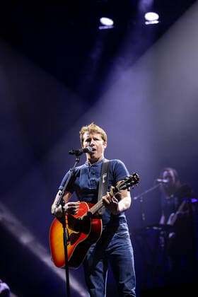 Hamburg, 2. April 2022 - James Blunt bei einem Konzert in der Hamburger Barclays Arena