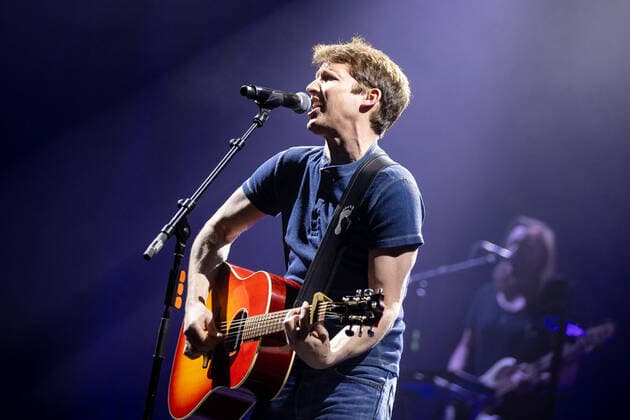 Hamburg, 2. April 2022 - James Blunt bei einem Konzert in der Hamburger Barclays Arena