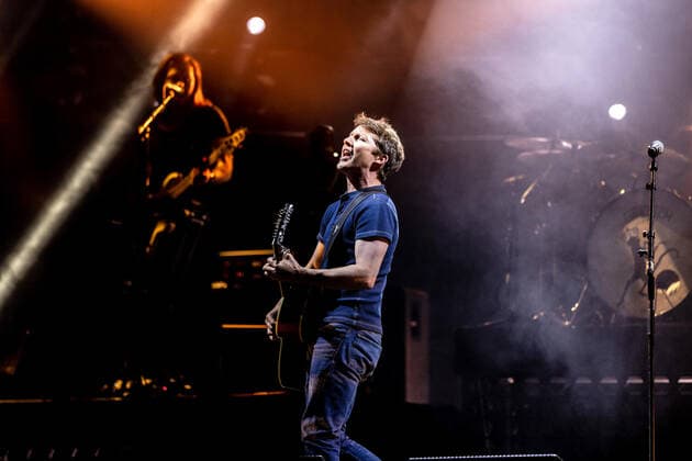 Hamburg, 2. April 2022 - James Blunt bei einem Konzert in der Hamburger Barclays Arena