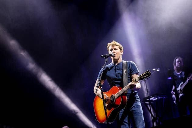 Hamburg, 2. April 2022 - James Blunt bei einem Konzert in der Hamburger Barclays Arena