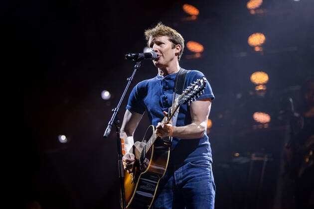 Hamburg, 2. April 2022 - James Blunt bei einem Konzert in der Hamburger Barclays Arena