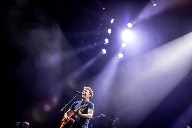 Hamburg, 2. April 2022 - James Blunt bei einem Konzert in der Hamburger Barclays Arena