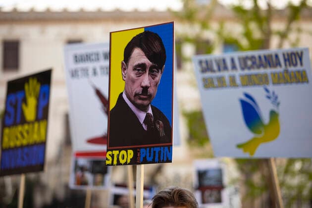 News Themen der Woche KW13 News Bilder des Tages The ukrainian comunity in Granada demonstrates against the Russian invasion in Ukraine A banner with the text Stop Putin and a picture of Vladimir Putin characterized as Hitler during a protest of the Ukrainian community in Granada against the invasion in Ukraine on April 02, 2022 in Granada, Spain. Granada Granada Spain  Copyright: xÃlexxCamarax originalFilename: camaramartinez-theukrai220402_npiLC.jpg