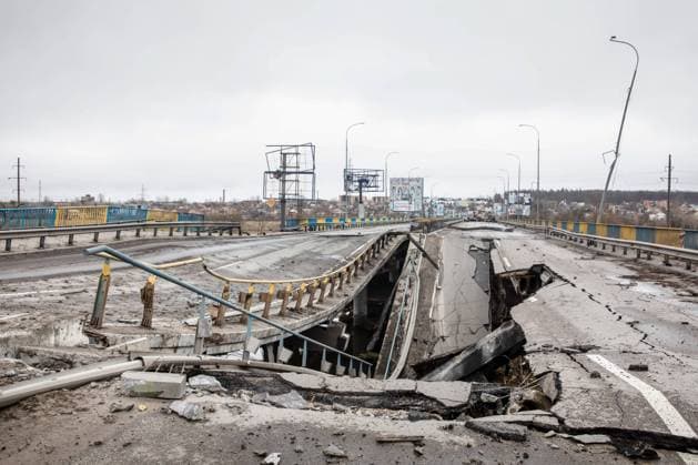 Ukraine-Krieg, Jahrestag der Invasion, Chronologie der Ereignisse, Archivbilder Bilder des Jahres 2022, News 04 April News Themen der Woche KW13 News Bilder des Tages Ukraine-Konflikt, Eindrücke nach Kämpfen in Bucha April 2, 2022, Bucha, Ukraine: The bridge destroyed as a result of the bombing on the highway in Bucha, Kyiv region. Almost 300 civilians have been killed along the road in Bucha, a commuter town outside capital Kyiv as most victims tried to cross the Buchanka river to reach the Ukrainian controlled territory and had been killed. Russia invaded Ukraine on 24 February 2022, triggering the largest military attack in Europe since World War II. Bucha Ukraine - ZUMAs197 20220402_zaa_s197_406 Copyright: xMykhayloxPalinchakx