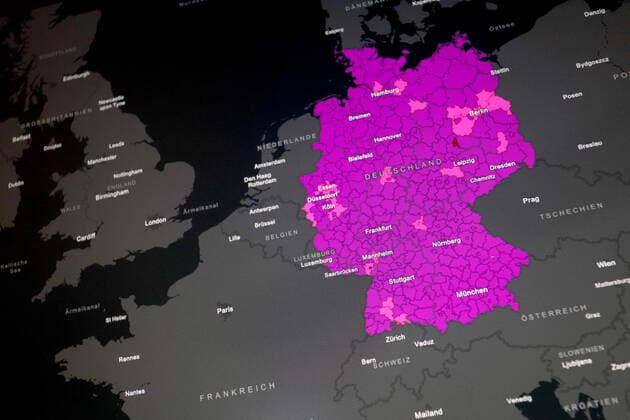 Dashboard des RKI, die 7-Tage-Inzidenz liegt nun bei 1457,9 7-Tage-Inzidenz, Dashboard des RKI auf einem Monitor am 03.04.2022 in Siegen Deutschland.