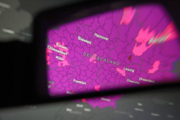 Dashboard des RKI, die 7-Tage-Inzidenz liegt nun bei 1457,9 7-Tage-Inzidenz, Dashboard des RKI auf einem Monitor am 03.04.2022 in Siegen Deutschland.