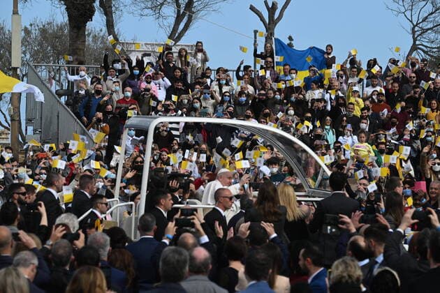 Bilder des Jahres 2022, News 04 April News Themen der Woche KW13 April 3, 2022, MALTA: Pope Francis arrives in the popemobile car to celebrate mass at the Saint Publius parish church in Malta, 03 April 2022..ANSA CIRO FUSCO MALTA - ZUMAa110 20220403_zaf_a110_003 Copyright: xCiroxFuscox