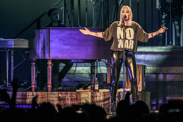 02.04.2022, xlakx, Entertaiment Musik Pop, Sarah Connor emspor, v.l.Saengerin Sarah Connor singt bei ihrem Konzert Herz Kraft Werke in der Mercedes Benz Arena Berlin