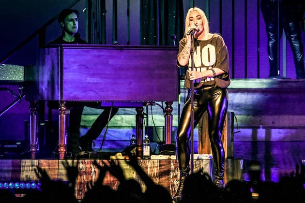 02.04.2022, xlakx, Entertaiment Musik Pop, Sarah Connor emspor, v.l.Saengerin Sarah Connor singt bei ihrem Konzert Herz Kraft Werke in der Mercedes Benz Arena Berlin