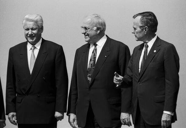Jelzin, Kohl, Bush, offizielles Gruppenfoto beim Weltwirtschaftsgipfel, München, 6. Juli 1992 DEU, Deutschland, München, 06.07.1992, Weltwirtschaftsgipfel, Gruppenfoto von links: Boris Jelzin, Präsident Russland, Helmut Kohl, Bundeskanzler, George Bush, US-Präsident, USA, G8, Politiker, Gipfeltreffen, Staatsmänner, offizielles Gruppenbild der Staatschefs, Geschichte, Zeitgeschichte, 1990er, 90er Jahre, Neunziger Jahre, historisch, *** Yeltsin, Kohl, Bush, official group photo at World Economic Summit, Munich, 6 July 1992 DEU, Germany, Munich, 06 07 1992, World Economic Summit, group photo from left Boris Yeltsin, President Russia, Helmut Kohl, German Chancellor, George Bush, US President, USA, G8, politicians, summit, statesmen, offici