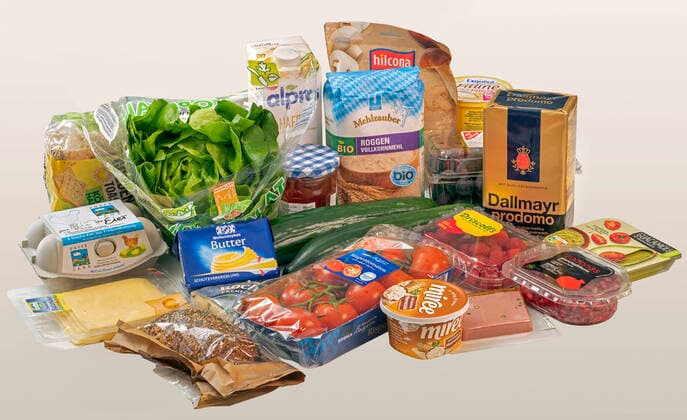 frische Lebensmittel aus dem Supermarkt, Freisteller, München, 03.04.2022 DEU, Deutschland, München, 3. April 2022, Lebensmittel aus dem Supermarkt, frische Lebensmittel, typischer Einkauf, Wochenendeinkauf, Marmelade, Käse, Brotaufstrich, Milchprodukte, Butter, Tomaten, Gurken, Gemüse, Obst, Eier, Brot, Brötchen, Kaffee, Mehl, Kopfsalat, Haferdrink, lecker, gesunde Ernährung, Symbolfoto Preissteigerungen bei Lebensmitteln, Inflationsrate auf Rekordniveau wegen Ukrainekrieg, alles wird teurer, teuer, Lebenshaltungskosten steigen, Kosten für private Haushalte, einkaufen, Haushalt, Freisteller, Sachaufnahme, still, April 2022, Bayern, bayerisch, *** fresh food from supermarket, clipping, Munich, 03 04 2022 DEU, Germany, Munich, 3 April