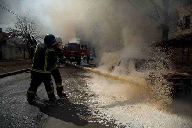 News Themen der Woche KW13 News Bilder des Tages April 3, 2022, Mykolaiv, Ukraine: Mykolaiv, Ukraine. 03 April 2022. A civilian car ablaze following an alleged Russian bombing in the southern city of Mikolaiv. Firefighters attended the site and put out the fire in the strategic port city of Mikolaiv, which has previously been under attack by Russian forces in their attempt to gain strategic control of the Black Sea coastline Mykolaiv Ukraine - ZUMAd99_ 20220403_zap_d99_003 Copyright: xLouaixBarakatx