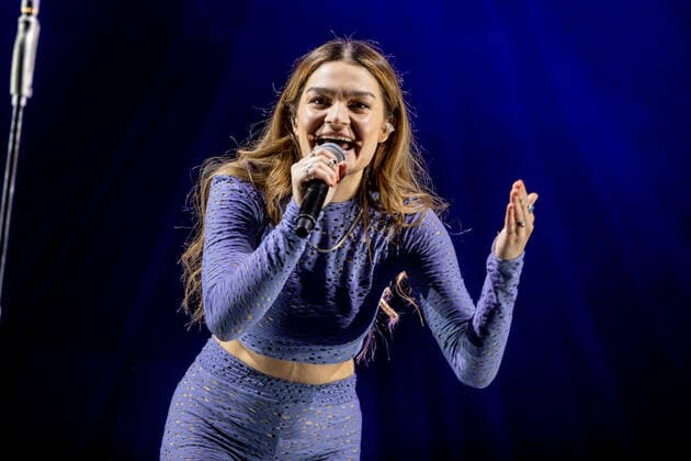 Hamburg, 2. April 2022 - Emily Roberts bei einem Konzert in der Hamburger Barclays Arena