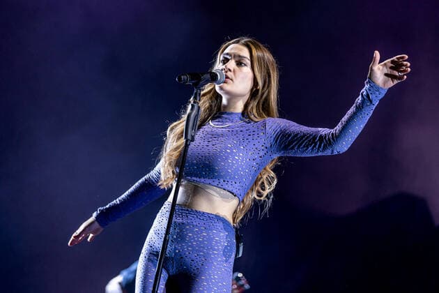 Hamburg, 2. April 2022 - Emily Roberts bei einem Konzert in der Hamburger Barclays Arena