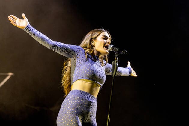 Hamburg, 2. April 2022 - Emily Roberts bei einem Konzert in der Hamburger Barclays Arena