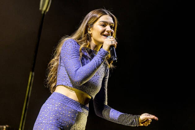 Hamburg, 2. April 2022 - Emily Roberts bei einem Konzert in der Hamburger Barclays Arena