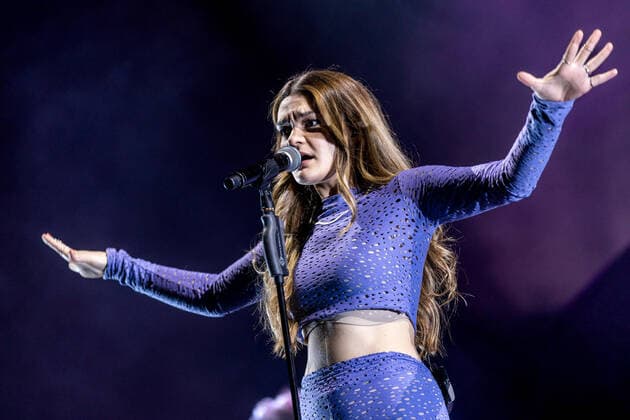 Hamburg, 2. April 2022 - Emily Roberts bei einem Konzert in der Hamburger Barclays Arena