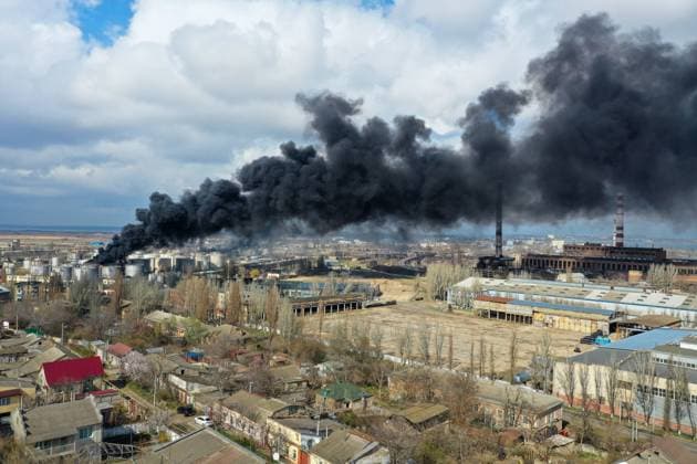 Ukraine-Krieg, Jahrestag der Invasion, Chronologie der Ereignisse, Archivbilder News Themen der Woche KW13 News Bilder des Tages Odessa, fire of a fuel depot following a Russian strike, this morning at 6 am five Russian missiles hit the fuel refinery in Odessa  GillesxBaderx xLexPictorium LePictorium_0262034