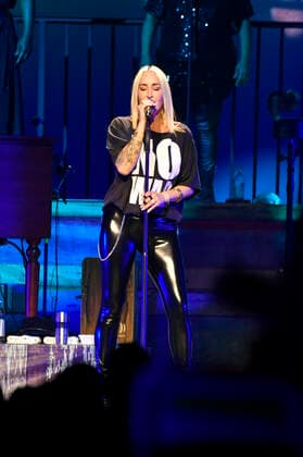 Sarah Connor live bei einem Konzert ihrer Herz Kraft Werke -Tour in der Mercedes-Benz Arena. Berlin, 04.02.2022