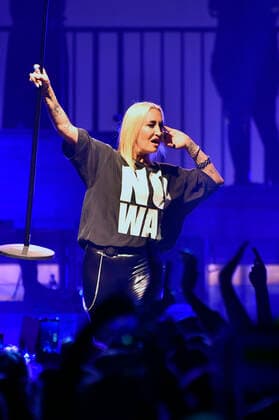 Sarah Connor live bei einem Konzert ihrer Herz Kraft Werke -Tour in der Mercedes-Benz Arena. Berlin, 04.02.2022