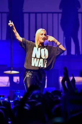 Sarah Connor live bei einem Konzert ihrer Herz Kraft Werke -Tour in der Mercedes-Benz Arena. Berlin, 04.02.2022