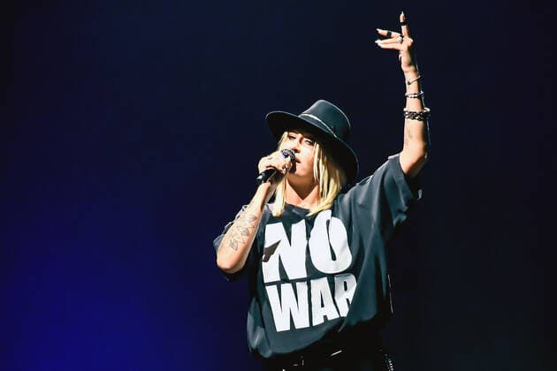 Berlin Sarah Connor Konzert in der Mercedes Benz Arena Berlin, 02.04.2022 02.04.2022,Entertaiment, v.l.Saengerin Sarah Connor sing bei ihrem Konzert Herz Kraft Werke in der Mercedes Benz Arena Copyright: xLakomski Eibner-Pressefotox EP_dli