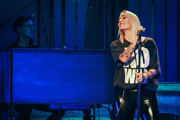 Berlin Sarah Connor Konzert in der Mercedes Benz Arena Berlin, 02.04.2022 02.04.2022,Entertaiment, v.l.Saengerin Sarah Connor sing bei ihrem Konzert Herz Kraft Werke in der Mercedes Benz Arena Copyright: xLakomski Eibner-Pressefotox EP_dli