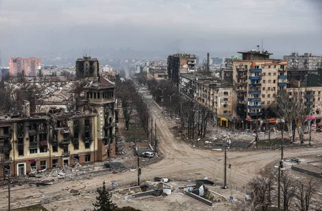 Ukraine-Krieg, Jahrestag der Invasion, Chronologie der Ereignisse, Archivbilder News Themen der Woche KW13 MARIUPOL, UKRAINE â€“ APRIL 3, 2022: A view of the city from a destroyed building. The Russian Armed Forces are carrying out a special military operation in Ukraine. Sergei Bobylev TASS  TS12AE78