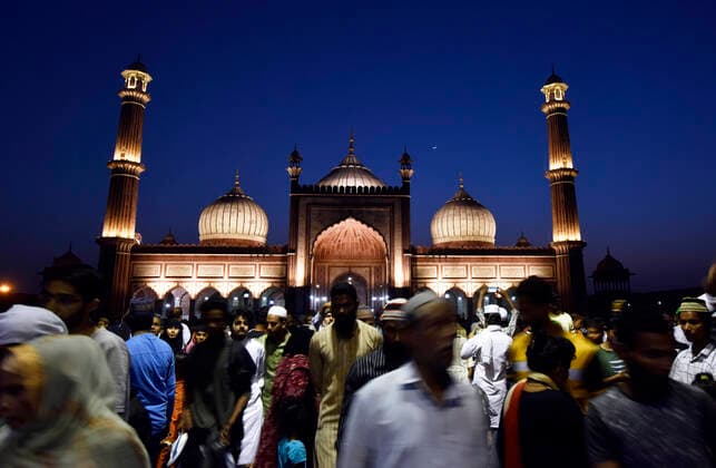 News Themen der Woche KW13 News Bilder des Tages NEW DELHI, INDIA - APRIL 3: Muslim devotees on day one of the holy month of Ramzan, at Jama Masjid, on April 3, 2022 in New Delhi, India. According to the Islamic calendar, Ramadan marks the most auspicious month of Islam across the world. It is considered the ninth month of the Islamic calendar and occurs at the end of the Shaban month. (Photo by Sanjeev Verma Hindustan Times ) Holy Month Of Ramadan 2022