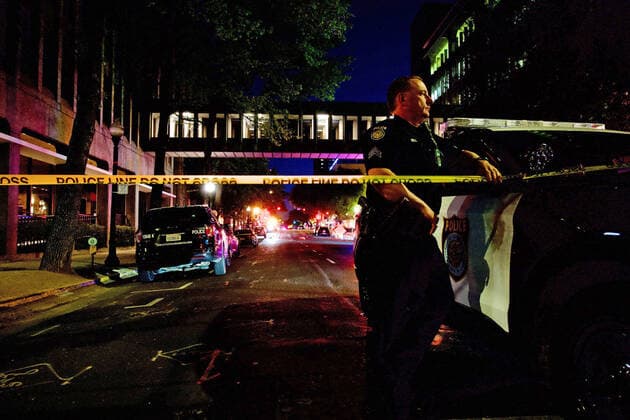 Bilder des Jahres 2022, News 04 April News Themen der Woche KW13 April 3, 2022: Sacramento Police officerÃ‚ David Bell stands watch at the scene of a mass shooting at 10th and L streets in downtown Sacramento, California, on Sunday, April 3, 2022. - ZUMAm67_ 20220403_zaf_m67_005 Copyright: xHectorxAmezcuax