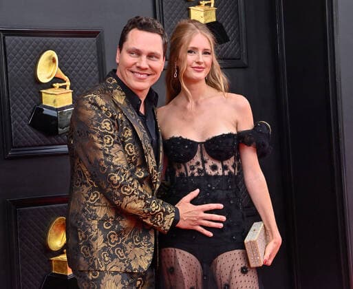 Tiësto and Annika Backes arrive for the 64th annual Grammy Awards at the MGM Grand Garden Arena in Las Vegas, Nevada on Sunday, April 3, 2022.  LAV20220403081 JIMxRUYMEN