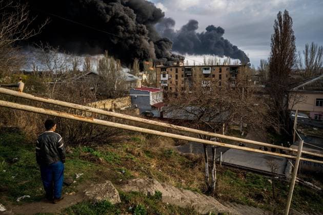 News Bilder des Tages April 3, 2022, Odessa, Ukraine: Smoke rises from fuel storage on fire after a missile attack in Odessa. The industrial area not far from the port was hit. Odessa Ukraine - ZUMAc182 20220403_zip_c182_022 Copyright: xVincenzoxCircostax